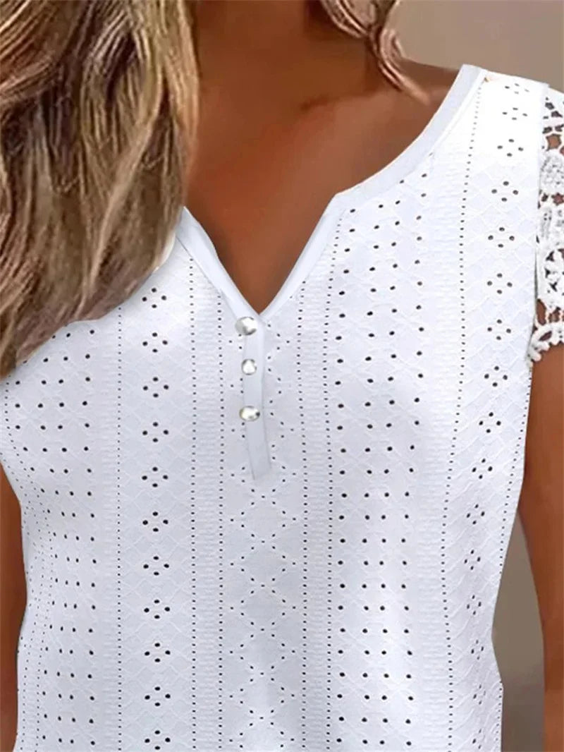 Blusa Feminina Verão com Detalhe de Renda e Botões